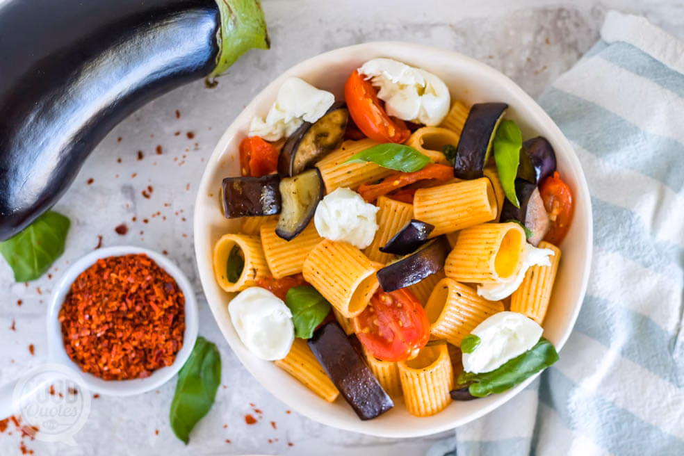 pasta met aubergine tomaat en mozzarella