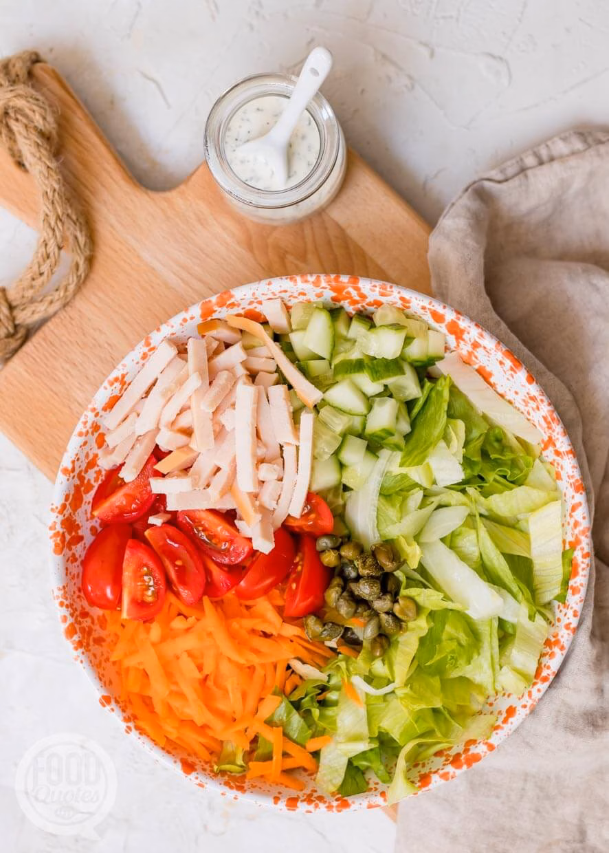 Frisse salade met ijsbergsla en yoghurtdressing