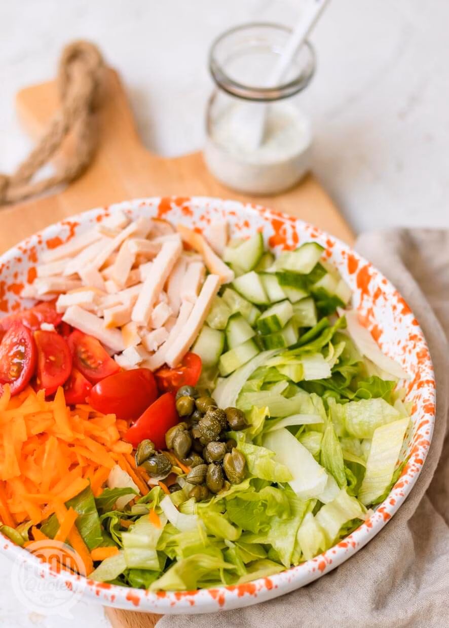 Frisse salade met ijsbergsla en yoghurtdressing
