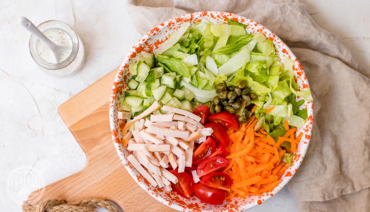 Frisse salade met ijsbergsla en yoghurtdressing